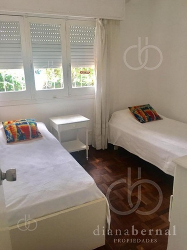 Punta Del Este, Playa Mansa , Chalet De 4 Dormitorios , 2 Suites.- Ref: 53975