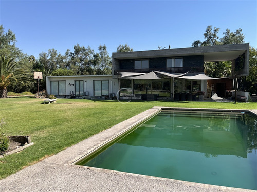 Casa En Venta De 6 Dorm. En Colina
