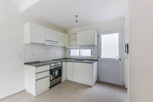 En Venta. Ph. 2 Amb. Patio Y Terraza Propios. Sin Expensas.