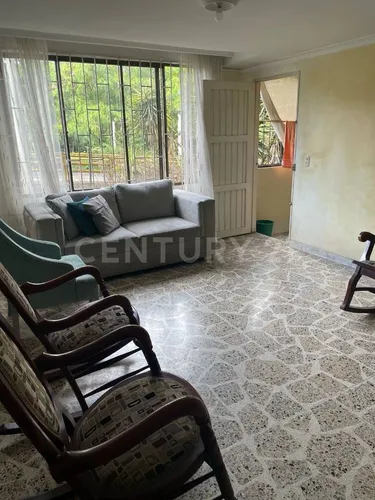 Se Vende Apartamento En Los Colores, Excelente Ubicación.