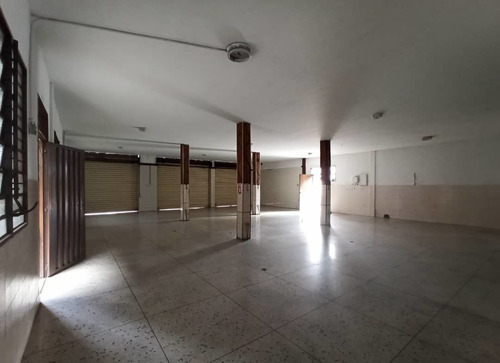 Imagen 4 de 14 de Edificio Comercial