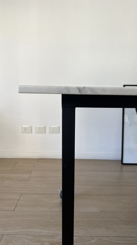 Mesa Comedor Con Tapa De Mármol Y Patas De Hierro Con Ruedas