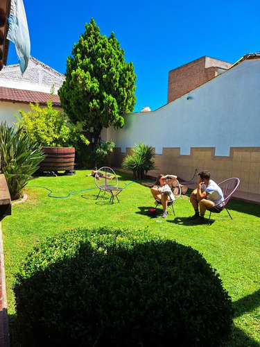 Destacada Vivienda, 5 Dormitorios En Ciudad De Mza