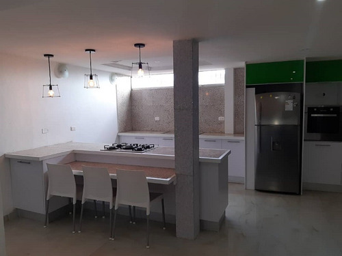 Imagen 2 de 12 de Agradable Town House En Una Zona Fresca Del Valle