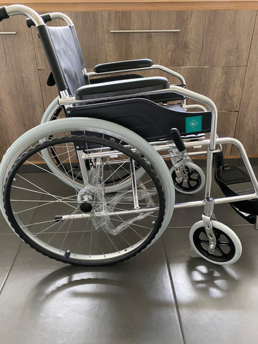 Imagen 4 de 4 de Silla De Ruedas De Aluminio Plegable 1 Año De Garantía