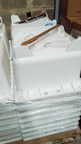Imagen 3 de 10 de Batea Plástica De 58,40 Cm De Ancho X 64cm De Profundidad X