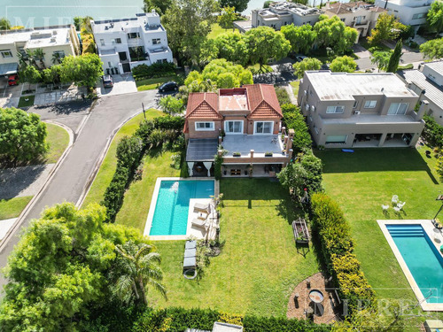 Lindísima Casa En Venta En Santa Barbara, Bancalari.