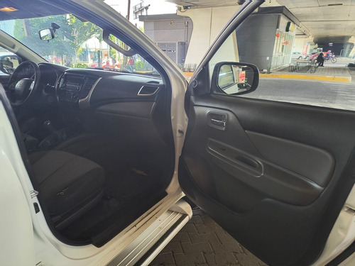 Mitsubishi L200 2.4 Cabina Doble 4x2 Mt