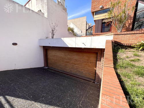 Venta De Casa De 4 Ambientes Con Cochera Y Jardin En Wilde