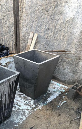 Maceta Taka Piramidal 70cm De Altura