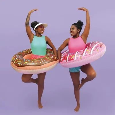 Imagem 2 de 4 de Boia Donut Inflável Divertida 1,0m Suporta Até 90kg - Marrom