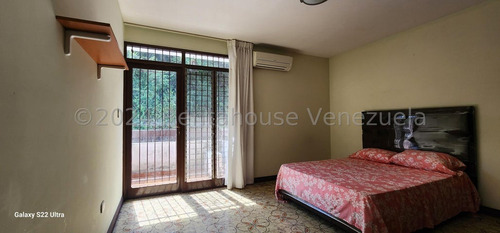 400m2 De Terreno Y 400m2 De Construccion Casa A La Venta En Colinas De Santa Monica, Vista Espectacular De Caracas Cocina Remodelada, Mls#24-19812