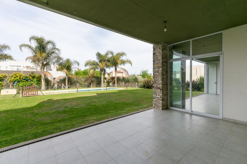Venta Casa De 4 Ambientes Ubicada En Country Terravista, Zona Oeste.