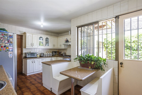 Casa En Venta De 5 Dorm., Los Dominicos, Plaza Las Condesas