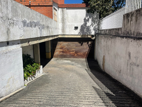 Amplio Y Cómodo Ph De Tres Plantas En Obra Gris Con Vista 360 De Caracas En Colinas De Bello Monte