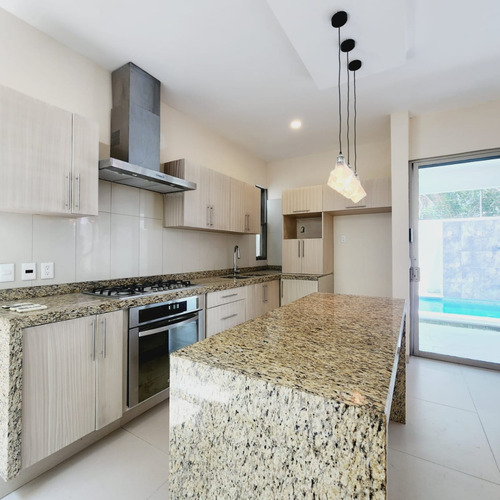 Casa En Venta En Veracruz Con Alberca, Fracc. Las Palmas De Medellín, Ver.