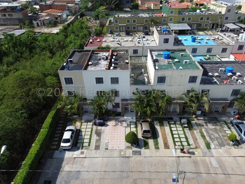 Casa Amplia Y Acogedora En Alquiler  En Cabudare, 2-4-1-1-6-9-0- De Tres Niveles, Espacios Amplios, Maria, Cocina Equipada, Boraure, Piscina Para Refrescarte En Dias Calurosos.