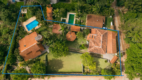 Vendo Belíssima E Encantadora Chácara!!! Com Duas Casas, Com Dois Salões De Festa E Muito Mais, Confira A Descrição Abaixo.