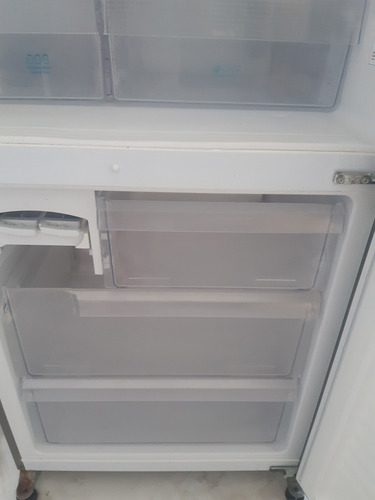 Imagem 3 de 5 de Geladeira Com Problema Na Placa.