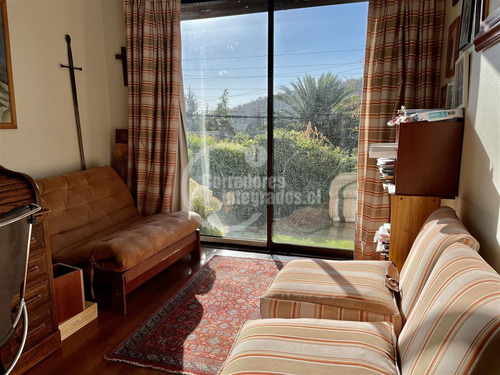 Acogedora Casa En Venta De 6 Dorm. En Los Domínicos, Piscina