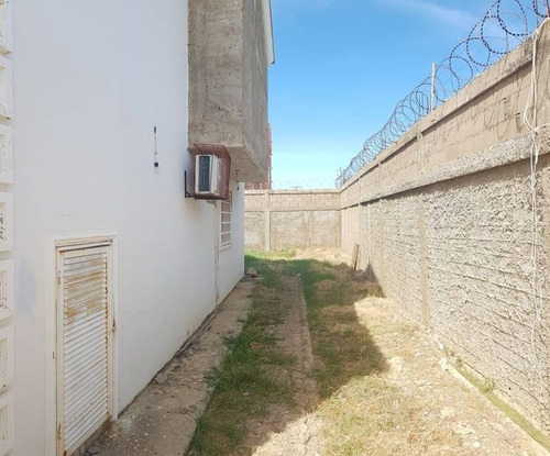 Imagen 23 de 24 de Amplia Y Hermosa Casa Con Linda Y Moderna Cocina. 04127800070 Cod Mls 22-3880