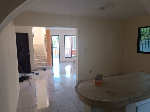 Imagen 10 de 30 de Casa De Oportunidad En Brisa Oriental De San Isidro, 3 Habitaciones Principal Con Baño, Baño Común, Sala, Comedor, Cocina Terraza En Segundo Nivel, Cuarto De Servicio Con Baño Galería, Marquesina