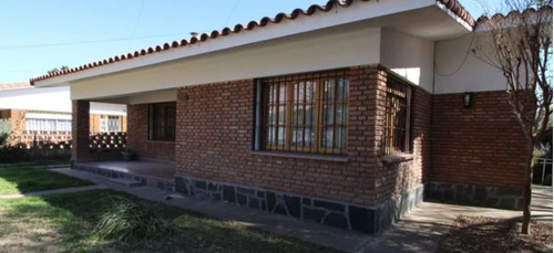 Casa De Tres Dormitorios En La Cumbre, Frente A Colegio Lourdes Y Plaza Principal