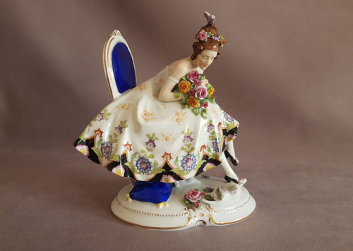 Extraordinaria Figura En Porcelana Rudolstadt Joven Con Gato