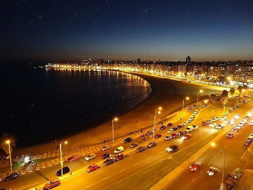 Imagen 1 de 16 de Apartamento Venta De Categoria 3 Dormitorios 4 Baños, 2 Garajes. Muy Amplio Con Vistas Al Mar!!!
