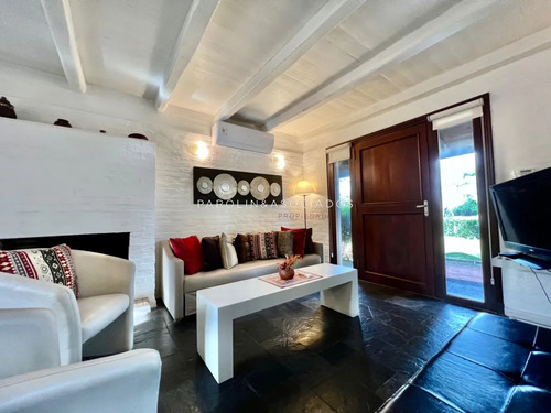 Casa En Venta De 2 Dormitorios En Barrio Privado Parque Pinares, Punta Del Este.