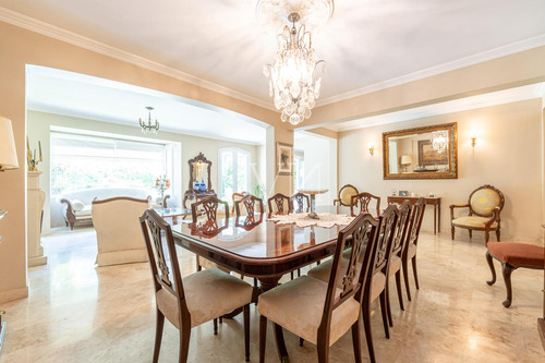 Venta Casa De 8 Ambientes Con Pileta , Jardín Y Parrilla - San Isidro