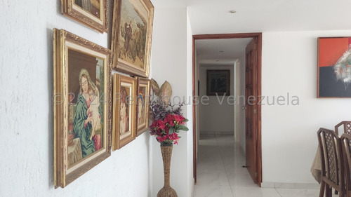 Se Vende Un Amplio Apartamento En La Urbina / Gc
