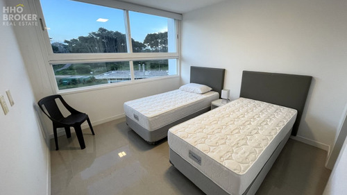 Venta De Apartamento Esquinero, Torre One I, Roosevelt, Punta Del Este.