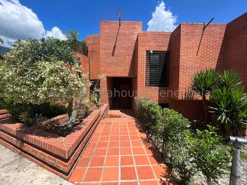 Casa En Venta En La Urbanización Miranda Caracas 24-8740