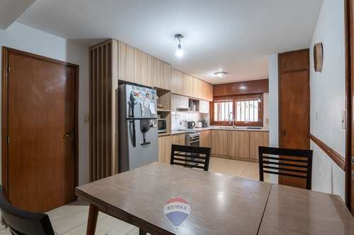 Venta Casa 5 Dorm Cochera Poeta Lugones Cba
