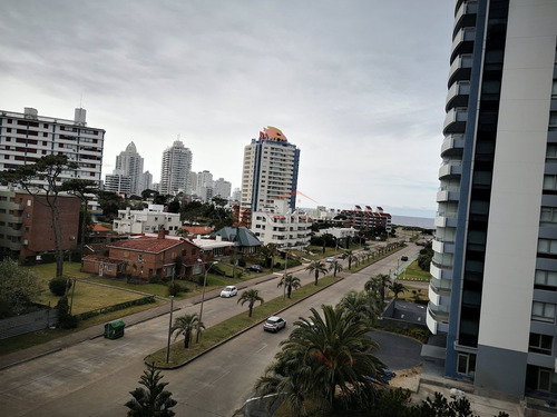 Imagen 16 de 30 de Venta De Apartamento En Punta Del Este, Avda Chiverta A Metros De La Playa Brava Y Mansa