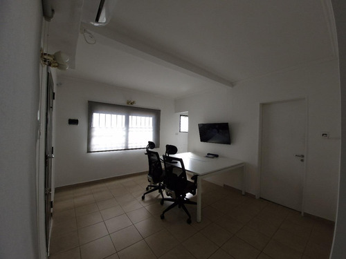 Casa En Venta - 2 Dormitorios 1 Baño - Cochera - 99mts2 - Adrogué