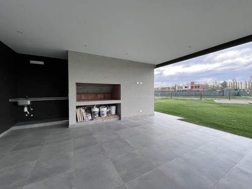 Casa De Tres Dormitorios En Suite - Venta - Calidad Premium Y Pileta - Haras De Funes