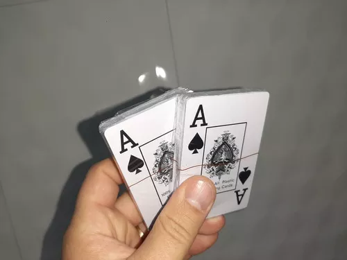 JOGO DE CARTAS DE PLÁSTICO COM 54 PEÇAS E 3 DADOS - BAR6908714