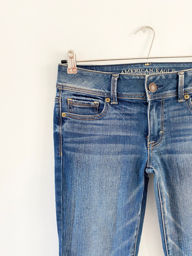 Jeans Azul Tiro Medio Elastizado Recto Mujer American Eagle (Usado)