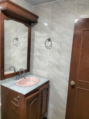 Se Vende Casa En Fraccionamiento Los Arcos En Excelente Ubicación Calle Con Parque Área Verde De Ambos Lados,