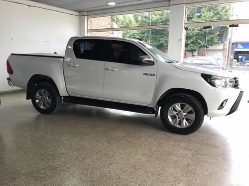 Imagen 2 de 12 de Toyota Hilux 2.8 Cd Srv 177cv 4x2 At 2018