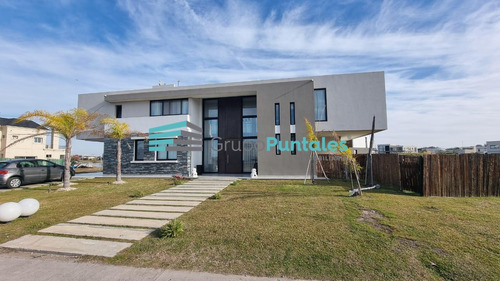 Casa En Lagos De Canning Con 4 Dormitorios Sobre Gran Lote De 940 M2