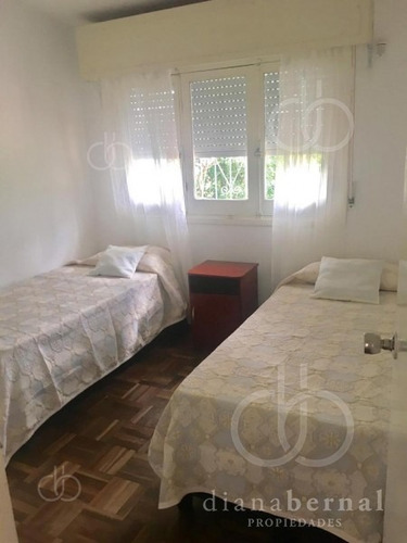 Punta Del Este, Playa Mansa , Chalet De 4 Dormitorios , 2 Suites.- Ref: 53975