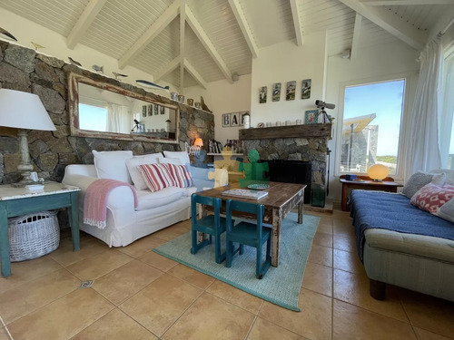 Venta De Casa Amplia De Construcción Sólida Sobre Primera Fila De Mar En La Juanita, José Ignacio - Ref : Eqp5565