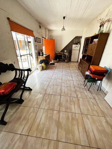 Gran Casa De Estilo Sobre Bvar. Artigas De 6 Habitaciones, 2 Baños Jardín Y Barbacoa, En Impecable Estado. Cuenta Con Garaje Para Un Auto