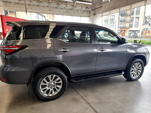 Imagen 4 de 14 de Toyota Fortuner Srv 4x2 Gasolina - Modelo 2022