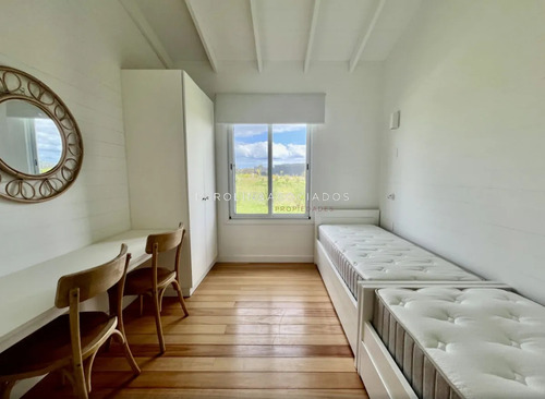 Casa En Alquiler Temporario De 4 Dormitorios En Pueblo Mio, Punta Del Este