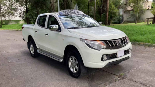 Imagen 2 de 15 de Mitsubishi L200 2017 4p Doble L4/2.5/t Diesel Man 4x4