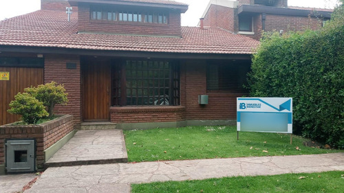 Vendo Excepcional Chalet 6 Ambientes En Parque Luro Con Garage Y Parque - Toma Permuta